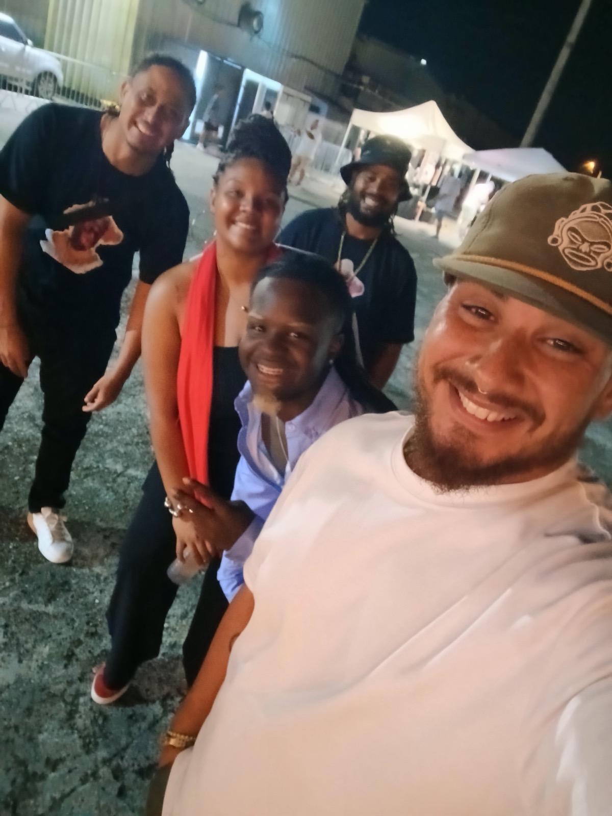 Equipo y comunidad de ELDS sonriendo juntos en un evento