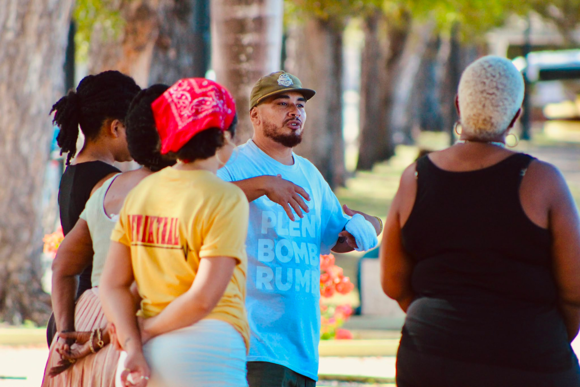 Facilitador guiando una conversación comunitaria al aire libre