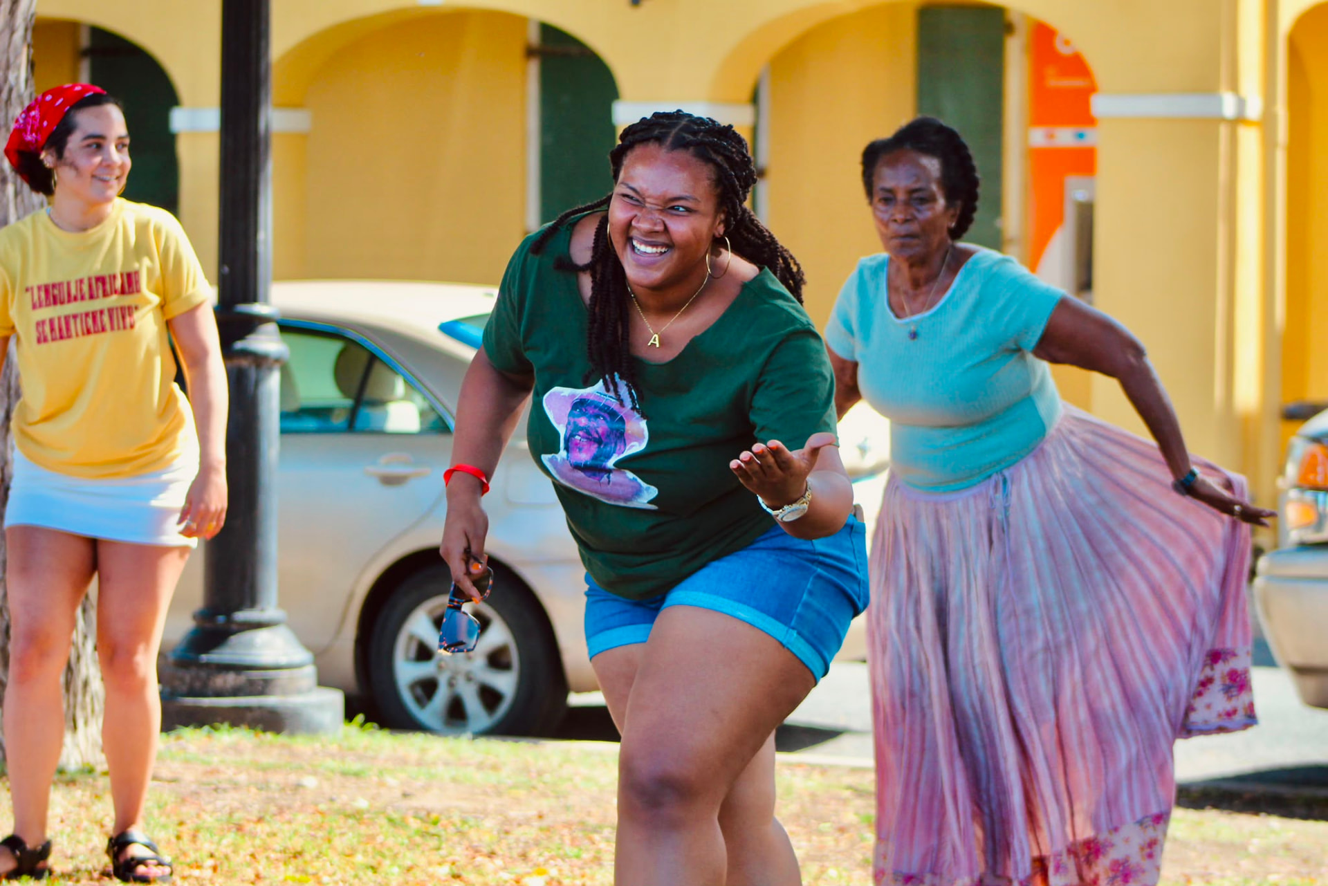 Jóvenes de Loíza jugando y compartiendo en comunidad